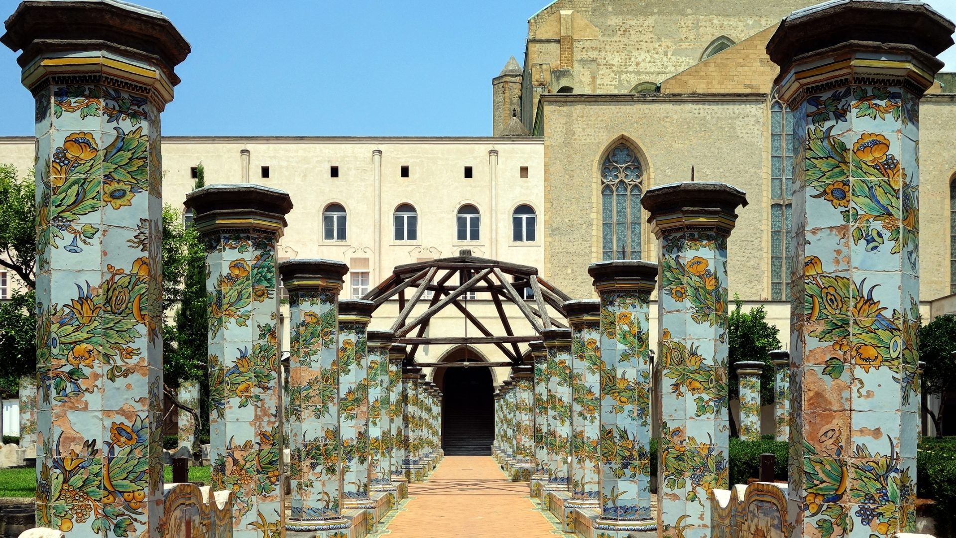 Il chiostro maiolicato di Santa Chiara