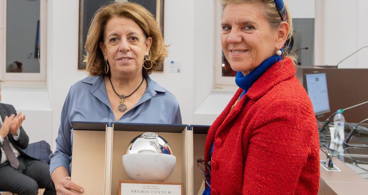Lucia Castellano a sinistra premiata dalla vicepresidente della Unione Costanza Musso