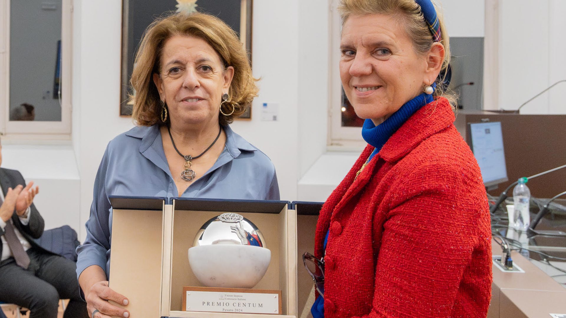 Lucia Castellano a sinistra premiata dalla vicepresidente della Unione Costanza Musso
