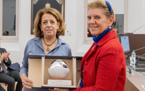 Lucia Castellano a sinistra premiata dalla vicepresidente della Unione Costanza Musso