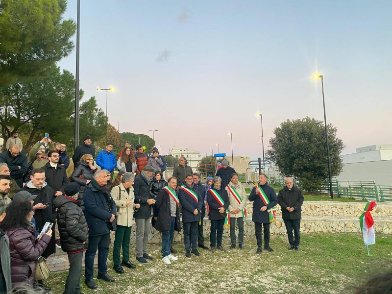 Mattinata, Fondazione Vassallo: inaugurata "La grande onda". L'opera di 2500 bottiglie in plastica dedicata al Sindaco Pescatore 2 Michele Bisceglia1