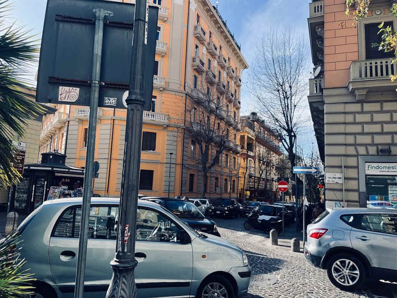 Municipalita collinare incrocio Cimarosa Bernini tanto traffico e nessuna luminaria