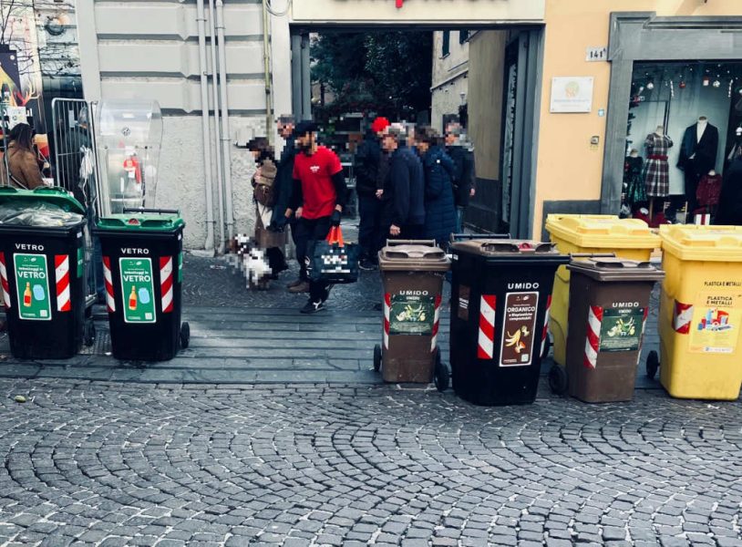 Municipalita collinare via Scarlatti shopping tra bidoncini