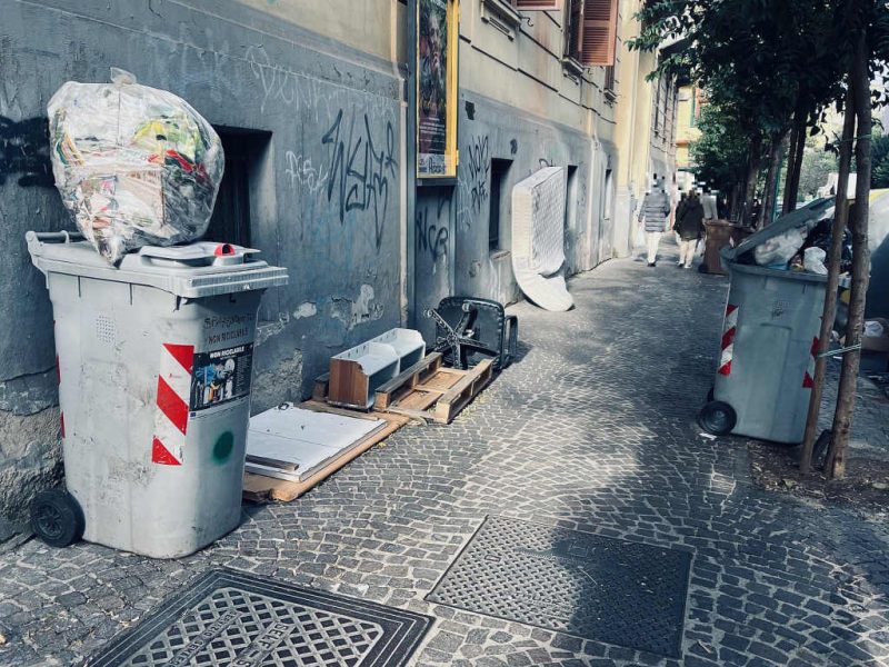 Municipalita collinare via Tino di Camaino la minidiscarica con materasso