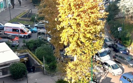Traffico a Napoli: girone infernale in piazza Medaglie d'Oro 4 Napoli piazza Medaglie dOro ambulanza a sirene spiegate bloccata nel traffico