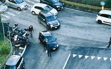 Napoli, Capodanno (Valori Collinari): "Abolite il divieto di transito in piazza degli Artisti!" 4 Napoli piazza Medaglie dOro un volontario invita a non accedere a piazza degli Artisti