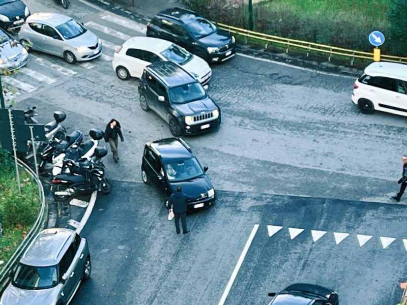 Napoli piazza Medaglie dOro un volontario invita a non accedere a piazza degli Artisti