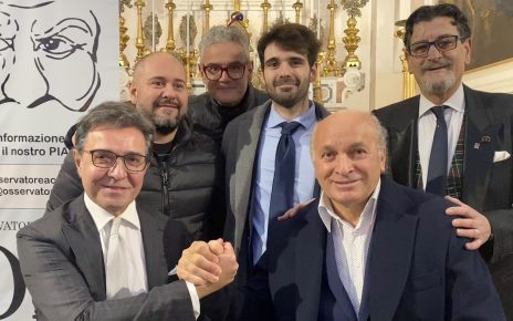 Acerra celebra le sue eccellenze: emozioni e riflessioni alla consegna del Premio "Acerrano dell'Anno" 2024 5 Vincitori con la redazione e staff