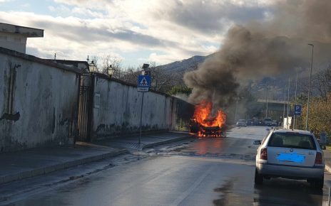 Scisciano, auto in fiamme: conducente illesa grazie al sangue freddo 5 autoinfiamme 1