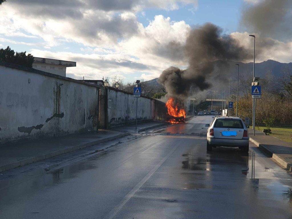 Scisciano, auto in fiamme: conducente illesa grazie al sangue freddo 3 autoinfiamme2