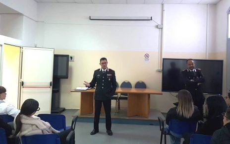 Napoli, Legalità a scuola: Carabinieri in aula per gli studenti dell'Istituto Alberghiero "A. Esposito Ferraioli" 4 foto cc al ferraioli