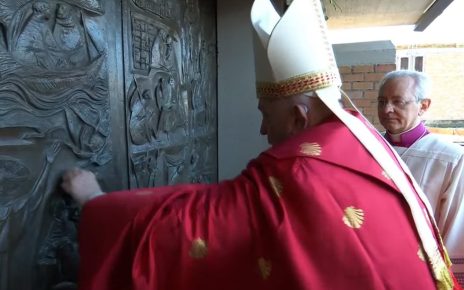 Papa Francesco apre la Porta Santa del Giubileo della Speranza a Rebibbia: un messaggio di perdono e libertà per i detenuti 3 papa francesco porta santa carcere rebibbia