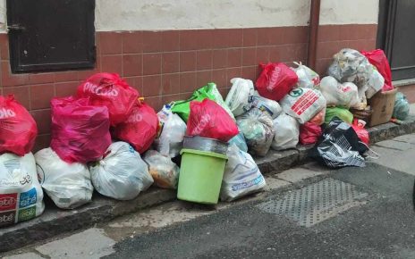 Emergenza rifiuti a Marigliano: strade invase da sacchetti non raccolti 6 sacchettimunnezza