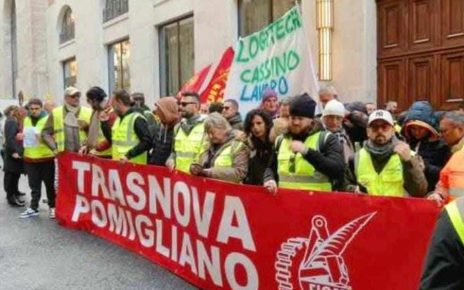 Pomigliano d'Arco, la forza del coraggio: i lavoratori di Trasnova salvano l’occupazione per un anno 6 trasnova lavoratori