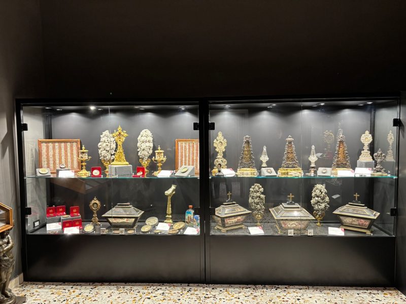 Un tesoro prezioso. Reliquie, Reliquiari e Bolle: a Madonna dell’Arco una mostra di antiche reliquie in occasione dell’Anno Santo 3 2255c84e b792 49b7 a764 882747b99247