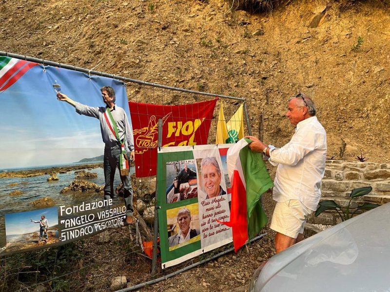 Campania, Fondazione Angelo Vassallo: "Denunciamo lo scempio del luogo dove è stato ucciso Angelo: rimosso l'ulivo, cancellati i simboli, al loro posto è stato piantato un banano" 2 Dario Vassallo Pollica1