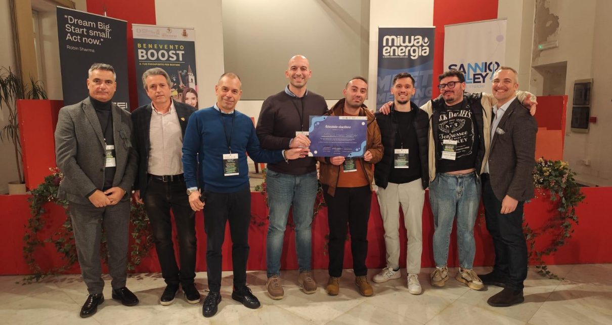 Il Ceo di Miwa Energia Michele Zullo premia il Team D.D.D. vincitore con il progetto EnergyTogheter