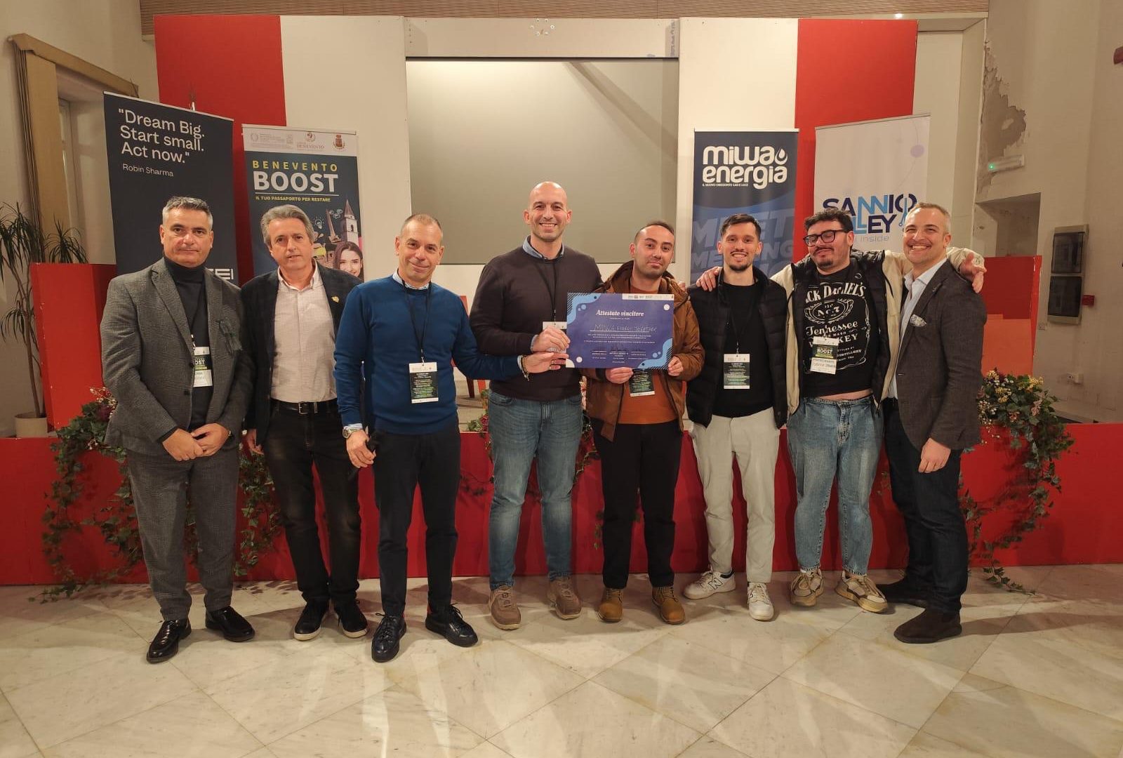 Il Ceo di Miwa Energia Michele Zullo premia il Team D.D.D. vincitore con il progetto EnergyTogheter