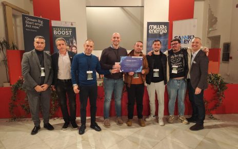 Il Ceo di Miwa Energia Michele Zullo premia il Team D.D.D. vincitore con il progetto EnergyTogheter