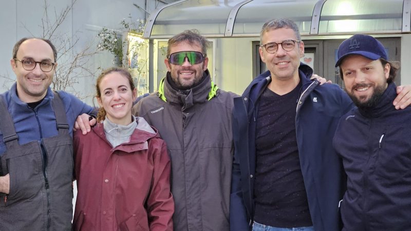 Listruttore Fiv Massimo Iannaccine con i ragazzi delle scuole vela