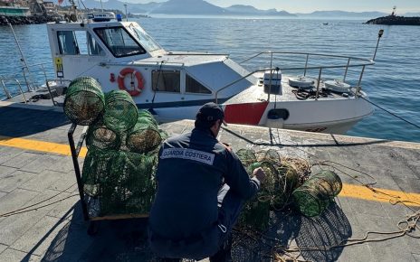 Torre del Greco, la Capitaneria di Porto a tutela dei consumatori 4 Motovedetta CP 549 attrezzi vietati