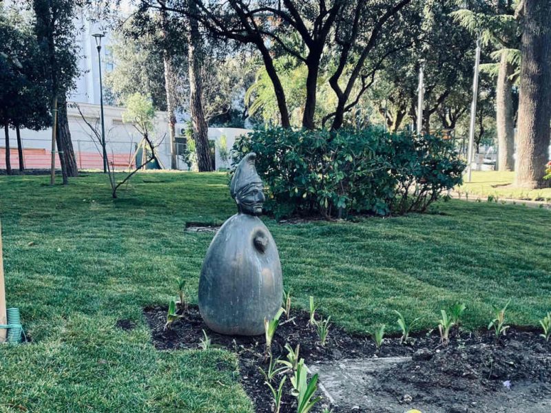 Napoli parco Mascagna larea dove fu realizzato il roseto con la targa allattualita