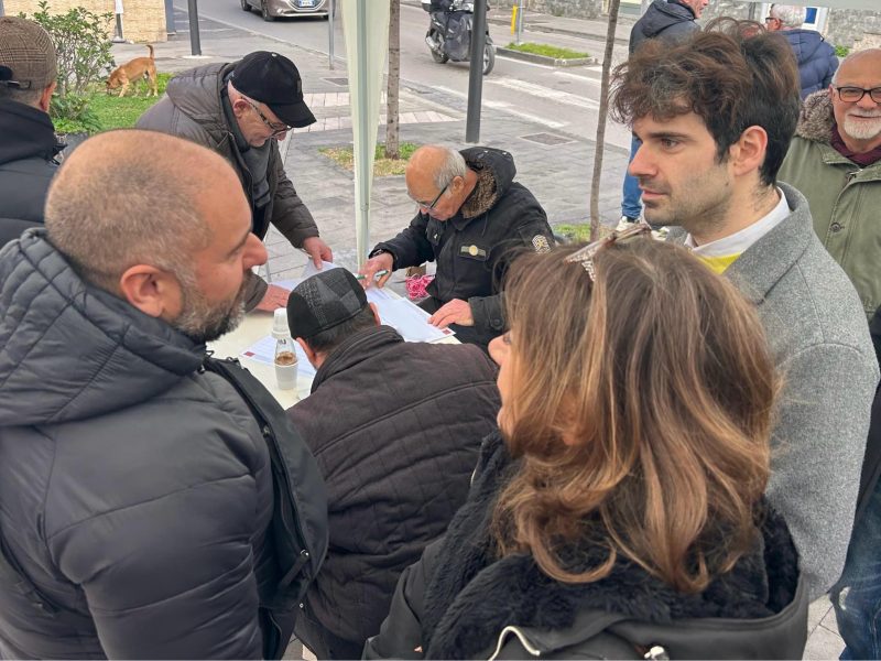 Acerra, petizione sicurezza. Gruppo Territoriale M5S: "La nostra petizione vuole essere un segnale forte per richiamare l'attenzione delle istituzioni e promuovere interventi immediati" 2 foto gazebo 4 con dati oscurati
