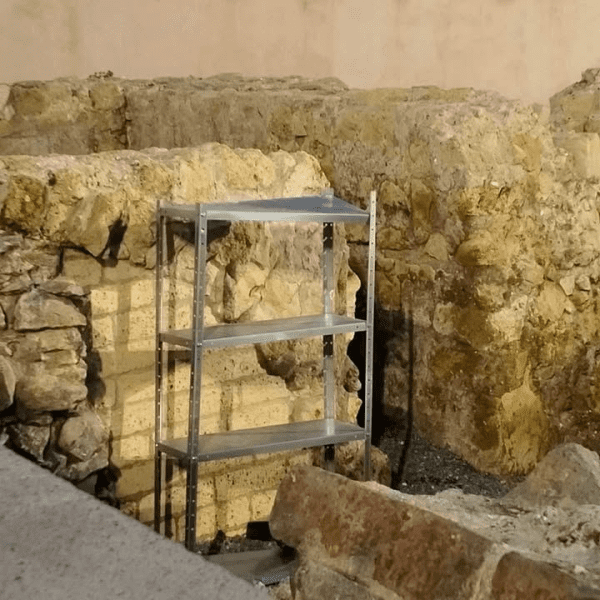 Napoli, degrado tra gli scavi di Piazza Municipio: scaffale metallico abbandonato 2 image 23