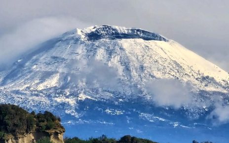 Napoli si sveglia con il Vesuvio imbiancato: la prima neve del 2025 regala una cartolina da sogno 4 neve vesuvio da bacolimod