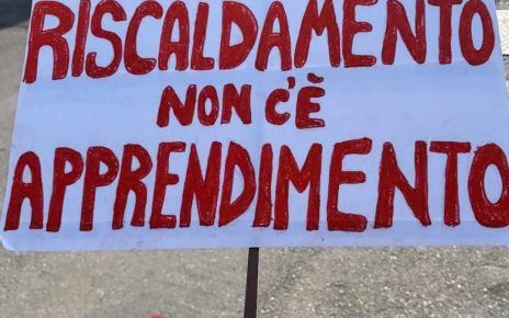 Marigliano, Open day disertato: aule congelatore. Gli alunni non entrano: restano davanti ai cancelli ed espongono striscioni di protesta 8 riscaldamentoout