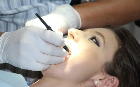 Dolore e sensibilità dentale acuta: quali sono i problemi che li causano? 5 teeth cleaning 1514692 640