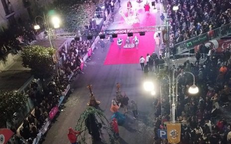Carnevale di Palma Campania, trionfo di colori e magia. Ora cresce l’attesa per il gran finale! 3 481411893 18487681405059456 1082699630186005896 n