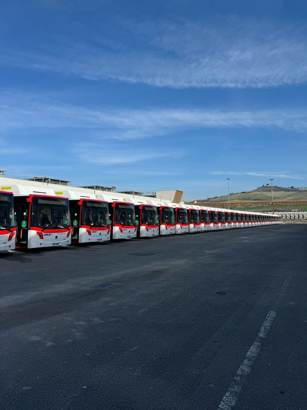 Campania, 35 nuovi autobus per Eav : la flotta gomma arriva a 400 bus con età media inferiore ai 6 anni. Tra le più giovani d'Italia 2 EAV Consegna autobus nuovi 1