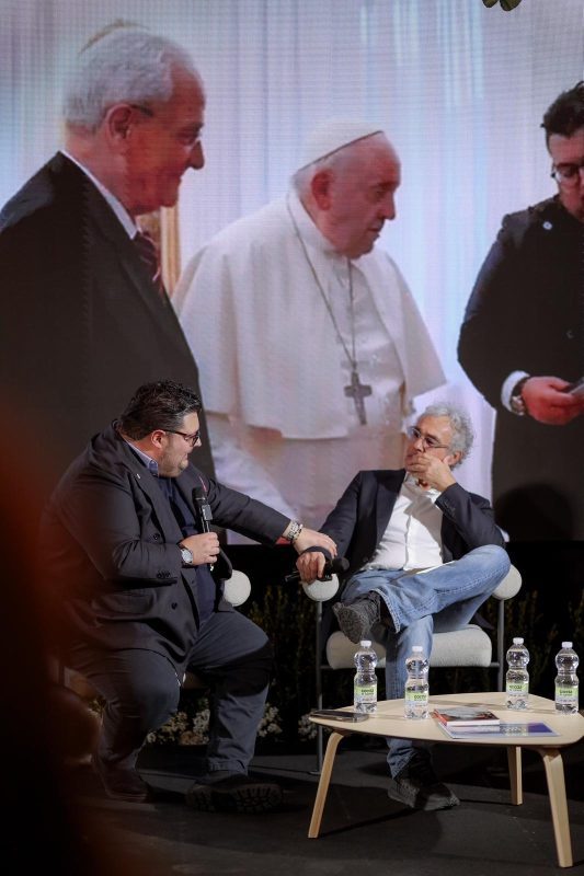 Sanremo, tra musica e fede presentato al Festival dei sogni il libro di Alessandro Iovino su Papa Francesco 2 GILETTI IOVINO 01