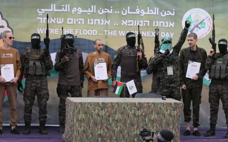 Il racconto degli ostaggi di Hamas: anni di catene, fama e torture nel buio dei tunnel 6 Hostages prisoners sw 23128628