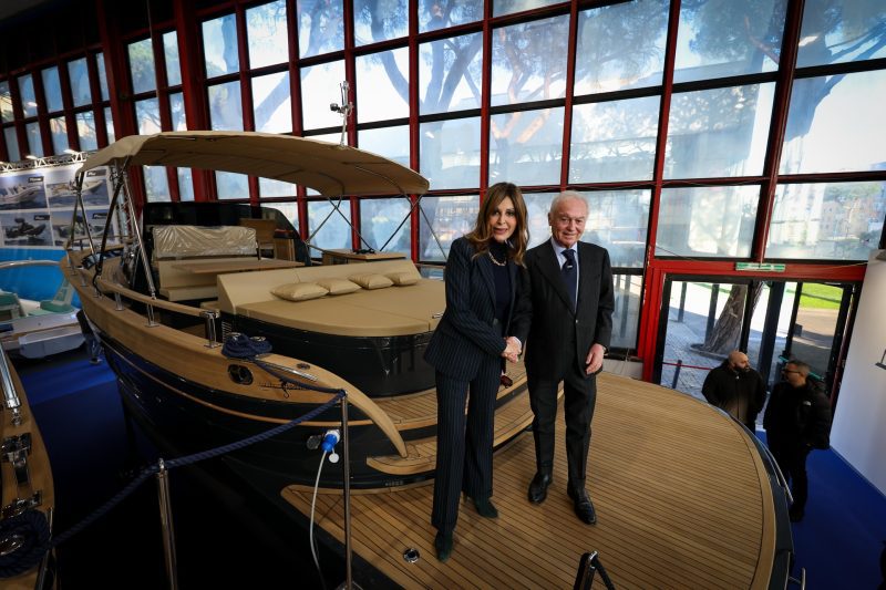 Napoli, Nauticsud. Ministro Santanchè "Da soli si va veloci, insieme si va lontano" 2 Ministro Santanche e gennaro Amato pres. Afina