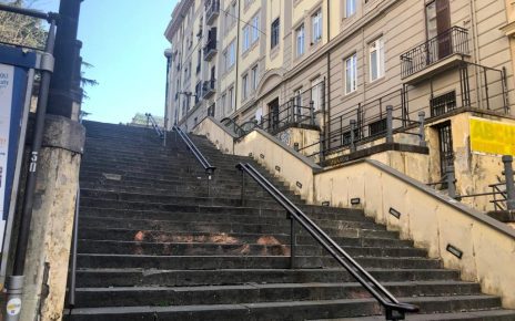 Napoli, perche la casa di Murolo è rimasta chiusa per quasi 22 anni? 5 Napoli via Cimarosa le scale da intitolare a Murolo con la casa dellartista sullo sfondo