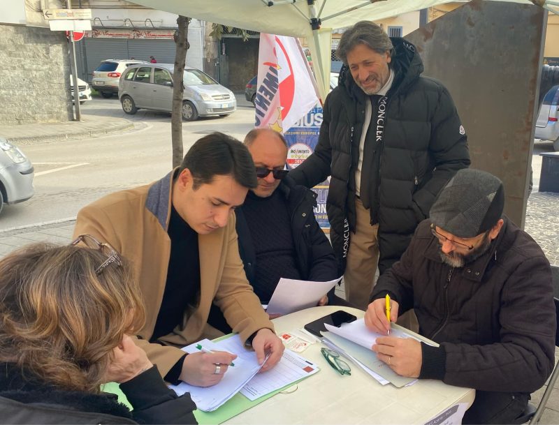 Acerra, sicurezza. Consegnate le firme della petizione cittadina. Gruppo Territoriale M5S: "Ora servono risposte!" 2 Pet sic