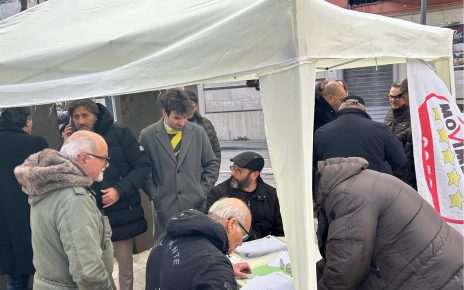 Acerra, sicurezza. Consegnate le firme della petizione cittadina. Gruppo Territoriale M5S: "Ora servono risposte!" 4 Pet. Sic. Gazebo Gennaio firme