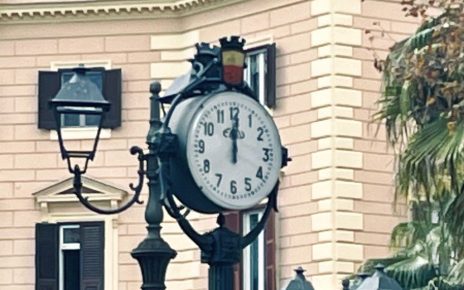 Napoli, appello a Manfredi per l'orologio di piazza Vanvitelli. Capodanno: "Da giorni le lancette dello storico simbolo del Vomero sono ferme" 28 Vomero piazza Vanvitelli lo storico orologio fermo da giorni