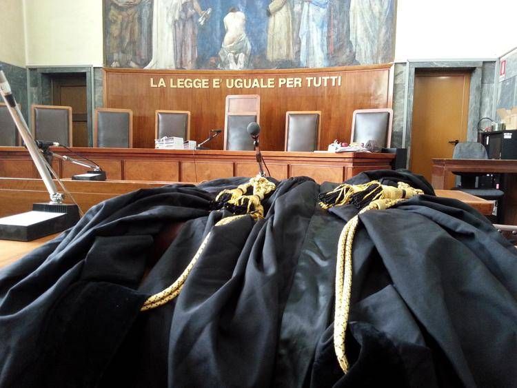 aula di tribunale vuota