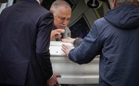 Acerra, lacrime per l’addio a Giulia: il mistero sulla tragedia del pitbull 3 bib