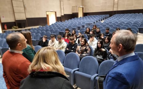 Il Comune di Santa Maria a Vico ospita gli studenti dell'ISISS Ettore Majorana per un progetto di formazione e orientamento PCTO 4 foto 3 9