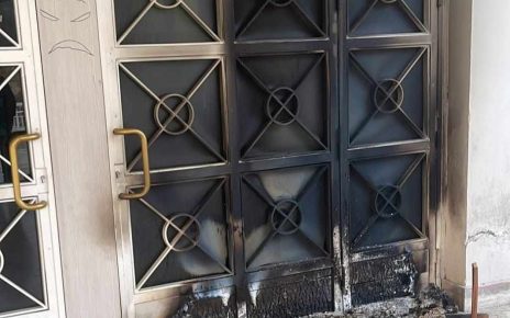 Marigliano, incendiato il portale e vandalizzato il sagrato della chiesa del Sacro Cuore di Pontecitra 5 portalepomtecitra