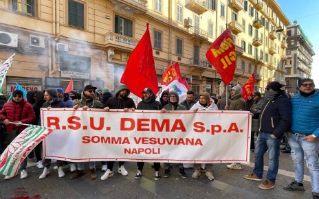 Campania, Dema. Saiello (M5S): "Vittoria dei lavoratori" 3 protesta lavoratori DEMA regione campania