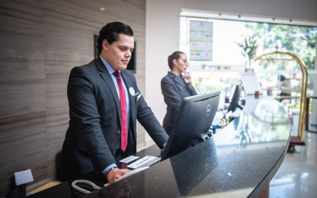 receptionist 5975961 1280 1