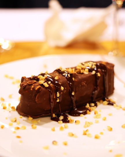 A Vico Equense il primo appuntamento del ciclo di esperienze gastronomiche 6 semifreddo con mandorle pralinate e glassa di cioccolato fondente