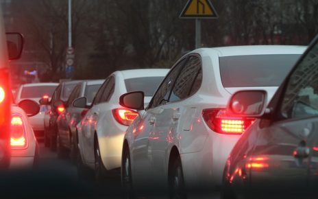 Il 2025 si apre in segno negativo per l’automotive in Italia, ma il Sud resiste 5 traffic jam 688566 640