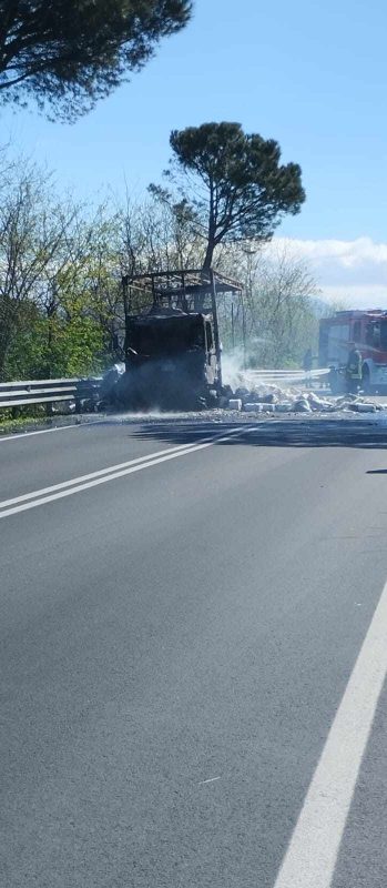 Marigliano, camion prende fuoco: traffico in tilt e paura vicino alle abitazioni 3 484014202 1871543870315465 8001562014230708489 n