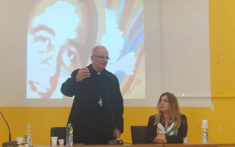 Casal di Principe, "Fare memoria": Mons. Spinillo con gli studenti del "Don Diana" 3 Vescovo Spinillo al Don Diana 1